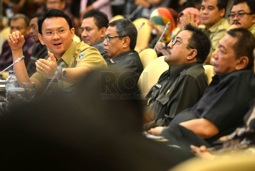    Wakil Gubernur DKI Jakarta Basuki Tjahaja Purnama (kiri) menyampaiakan paparannya dalam diskusi di Gedung DPD RI, Senayan, Jakarta, Selasa (18/2). (Republika/Agung Supriyanto)