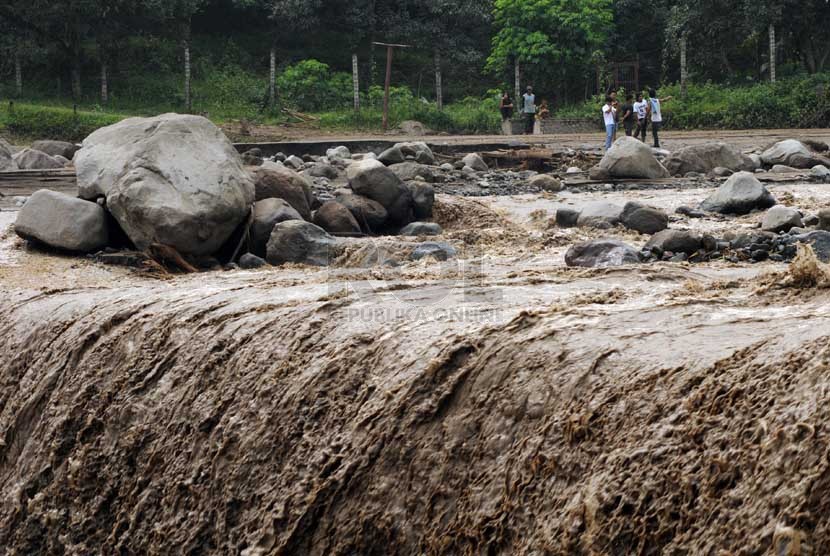 Warga menyaksikan aliran lahar dingin di tanggul Waduk Siman, Kabupaten Kediri, Jawa Timur, Rabu (19/2).  (Republika/Adhi Wicaksono)