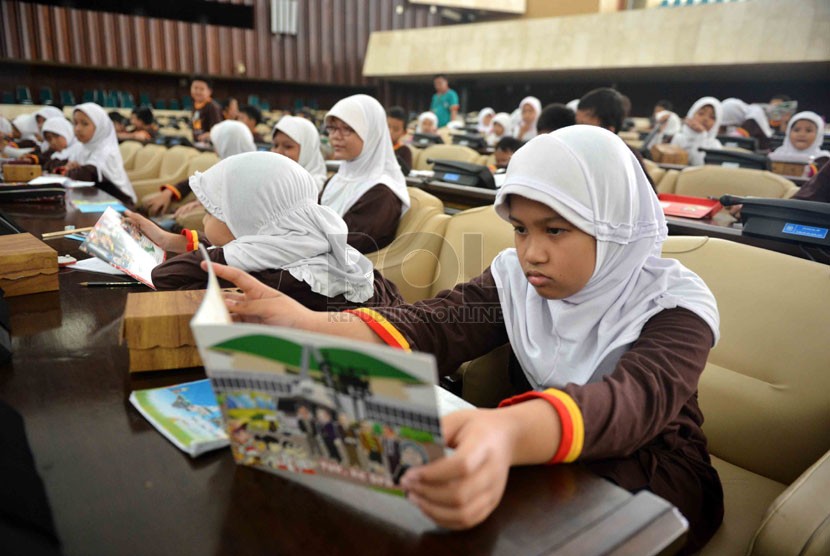 Puluhan siswa SD Islam Darul Mu'minin saat mengunjungi ruang Paripurna I di kompleks Gedung MPR, Senayan, Jakarta, Kamis (20/2). (Republika/Agung Supriyanto)