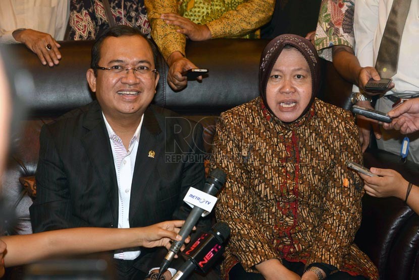 Wali Kota Surabaya Tri Rismaharini memberikan keterangan usai melakukan pertemuan tertutup dengan Wakil Ketua DPR RI Priyo Budi Santoso di Jakarta, Kamis (20/2). (Republika/Agung Supriyanto)