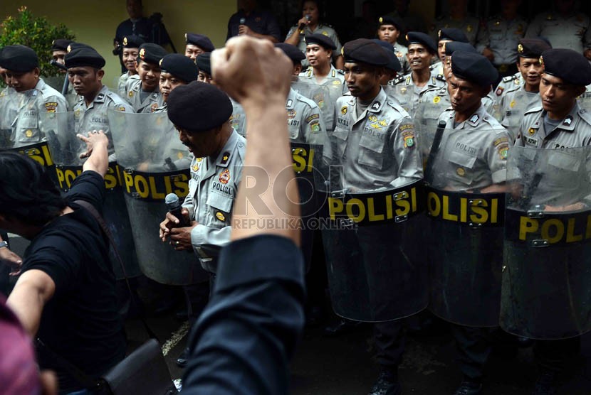  Petugas kepolisian menghalau para demonstran yang memaksa masuk ke kantor KPU saat simulasi pemilu di depan kantor KPU Jakarta Selatan, Jumat (21/2). (Republika/Agung Supriyanto)