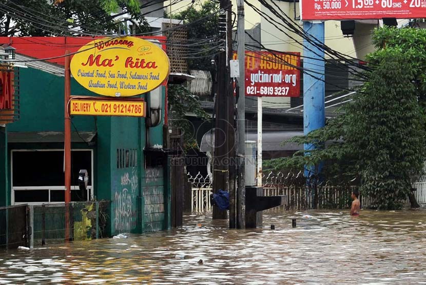  Genangan banjir kembali merendam Jalan KH. Abdulah Syafei,Kampung Melayu Besar, Jakarta, Ahad (23/2). (Republika/Tahta Aidilla)