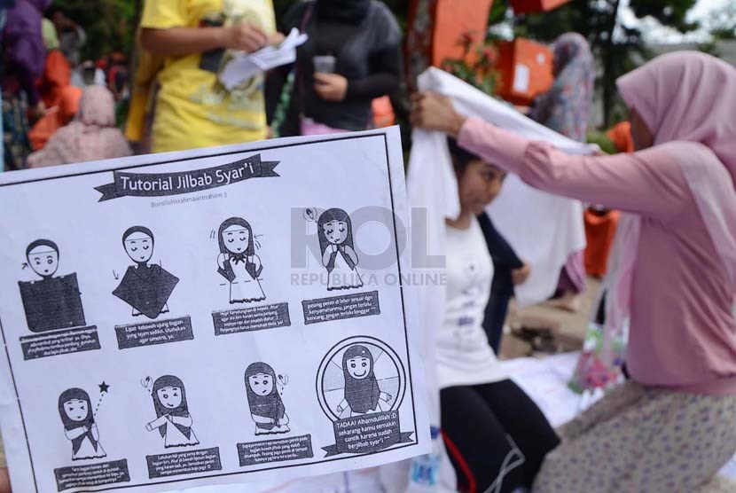   Panduan cara memakai jilbab syar'i pada Gerakan Menutup Aurat Internasional (GMAI) di Car Free Day (CFD), Jl Ir H Djuanda, Kota Bandung, Ahad (23/2).  (Republika/Edi Yusuf)