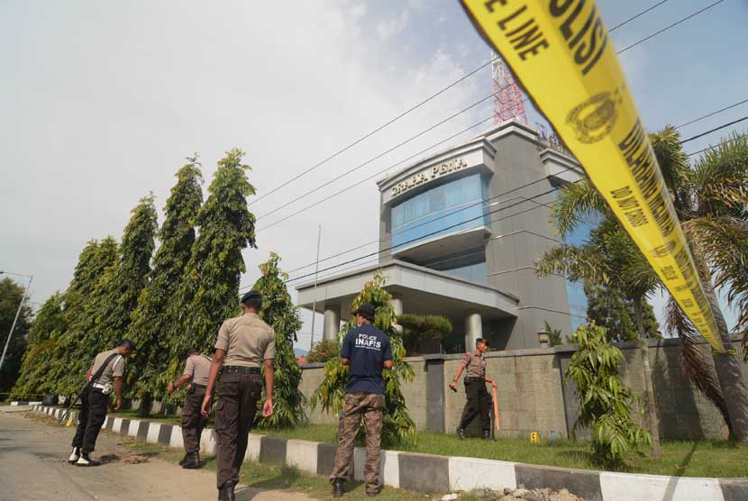  Petugas melakukan olah TKP ledakan bom di Palu, Sulawesi Tengah, Senin (24/2).   (Antara/Basri Marzuki)