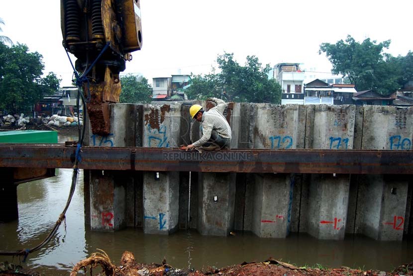 Pekerja memasang beton di proyek pembangunan drainase Sungai Ciliwung, Jalan Gunung Sahari Raya, Jakarta Pusat, Rabu (26/2).  (foto: Raisan Al Farisi)