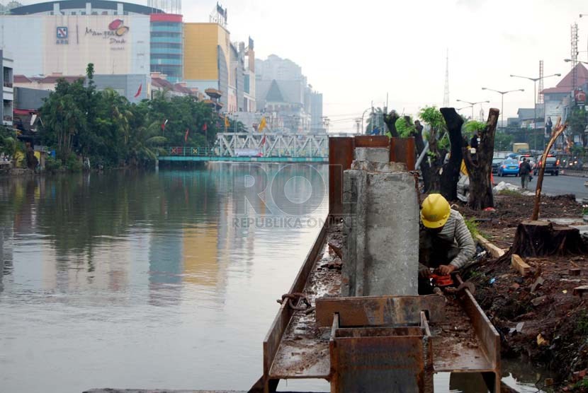 Pekerja memasang beton di proyek pembangunan drainase Sungai Ciliwung, Jalan Gunung Sahari Raya, Jakarta Pusat, Rabu (26/2).  (foto: Raisan Al Farisi)