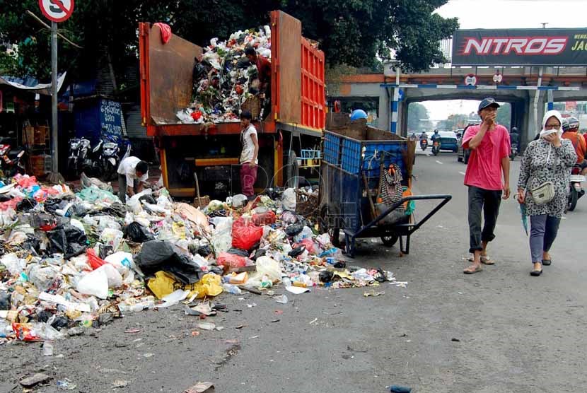   Pengguna jalan melintasi sampah yang berserakan di bahu Jalan Matraman Raya, Jakarta Timur, Rabu (26/2).    (foto: Raisan Al Farisi)