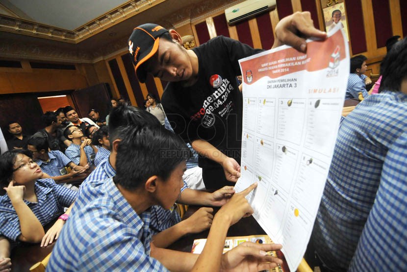 Sejumlah siswa berkebutuhan khusus mengikuti sosialisasi pencoblosan Pemilu 2014 di Sekolah Luar Biasa (SLB) Paket B Pangudi Luhur, Kembangan, Jakarta Barat, Rabu (26/2).  (Republika/ Wihdan)