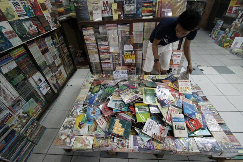 Calon pembeli melihat buku bekas yang dijual di Pasar Senen, Jakarta Pusat, Kamis (27/2).  (Republika/Yasin Habibi)