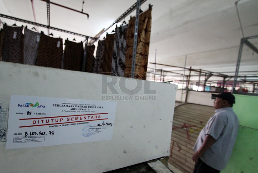   Sejumlah kios disegel di Kawasan Blok G Tanah Abang Jakarta, Jumat (28/2).  (Republika/Yasin Habibi)