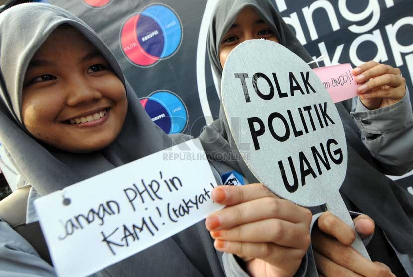   Peserta aksi menunjukkan pesan petisi di sela deklarasi kampanye Tolak Politik Uang di Plaza Teater Jakarta, TIM Cikini, Jakarta, Jumat (28/2).   (Republika/Aditya Pradana Putra)
