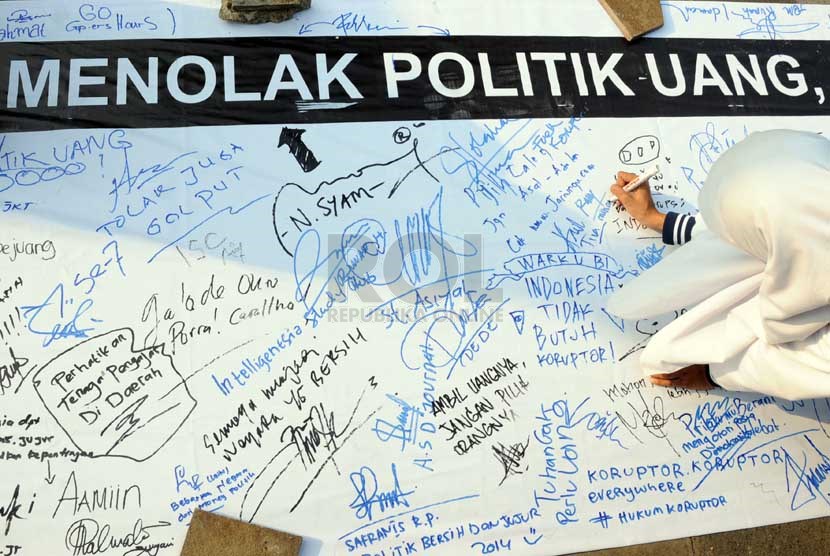  Warga menandatangani spanduk petisi di sela deklarasi kampanye Tolak Politik Uang di Plaza Teater Jakarta, TIM Cikini, Jakarta, Jumat (28/2).   (Republika/Aditya Pradana Putra)