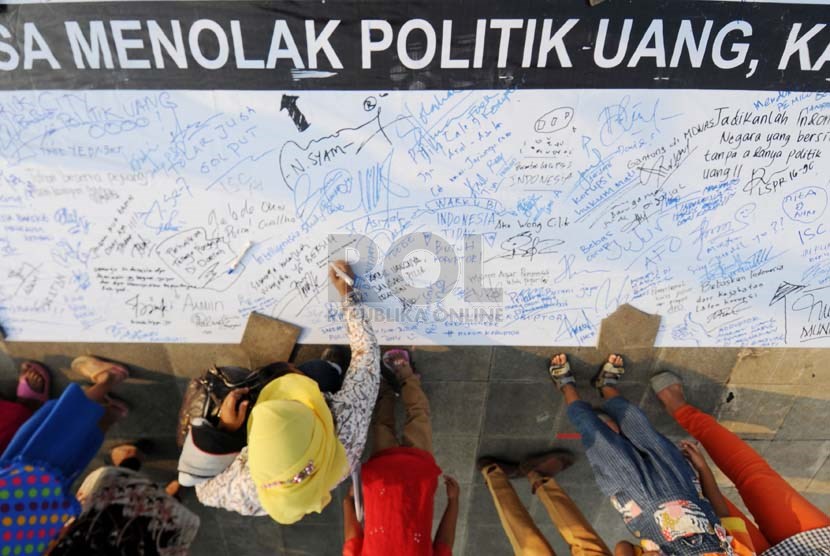  Warga menandatangani spanduk petisi di sela deklarasi kampanye Tolak Politik Uang di Plaza Teater Jakarta, TIM Cikini, Jakarta, Jumat (28/2).   (Republika/Aditya Pradana Putra)