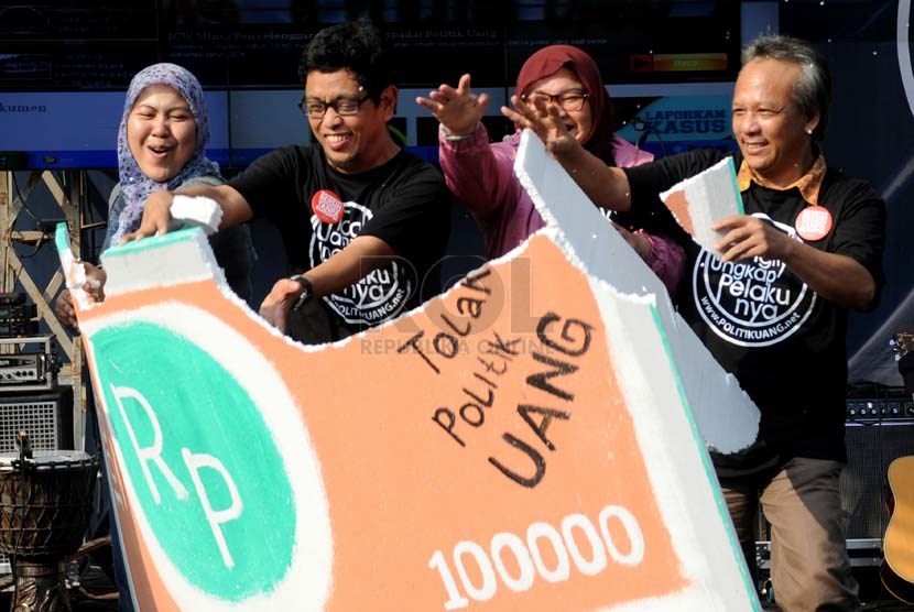   Sejumlah aktivis mendeklarasikan kampanye Tolak Politik Uang dengan menghancurkan replika uang secara simbolis di Plaza Teater Jakarta, TIM Cikini, Jakarta, Jumat (28/2).   (Republika/Aditya Pradana Putra)