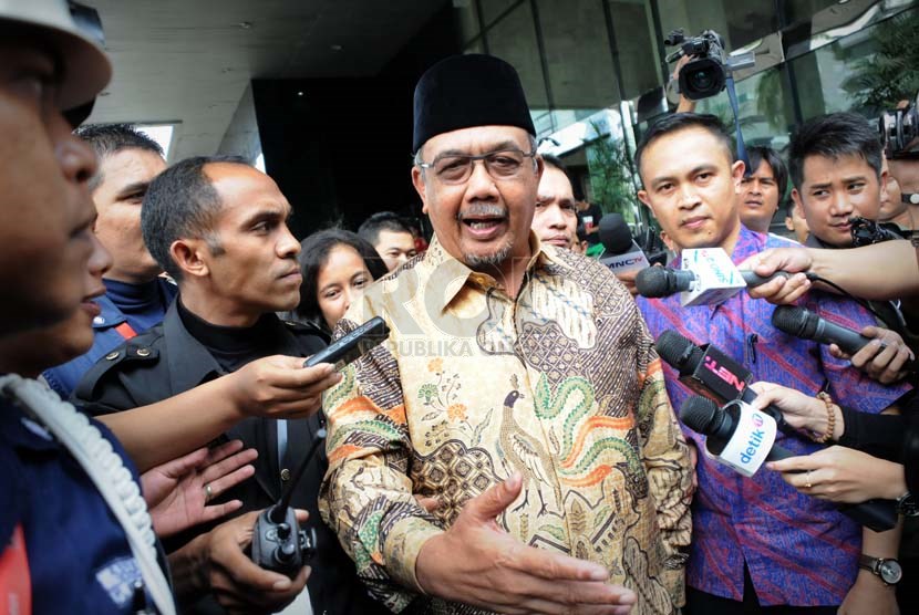  Menteri Pemberdayaan Aparatur Negara dan Reformasi Birokrasi (MenPAN RB) Azwar Abubakar memberikan keterangan usai diperiksa di Gedung KPK, Jakarta, Jumat (28/2).  ( Republika/Aditya Pradana Putra)