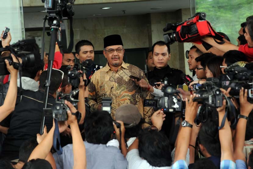  Menteri Pemberdayaan Aparatur Negara dan Reformasi Birokrasi (MenPAN RB) Azwar Abubakar memberikan keterangan usai diperiksa di Gedung KPK, Jakarta, Jumat (28/2).  ( Republika/Aditya Pradana Putra)