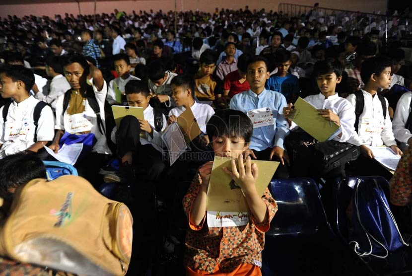   Ribuan pelajar menuliskan ayat suci Alquran saat pembukaan 