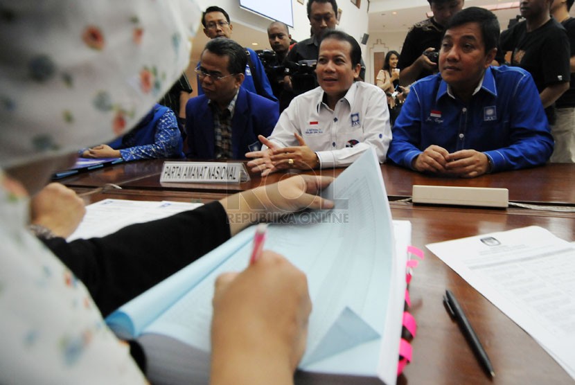  Bendahara Umum Partai Amanat Nasional (PAN) Jon Erizal (paling kanan) dan Sekjen PAN Taufik Kurniawan (kedua kanan) menyerahkan laporan dana kampanye di Gedung KPU, Jakarta, Ahad (2/3). (Republika/Aditya Pradana Putra)
