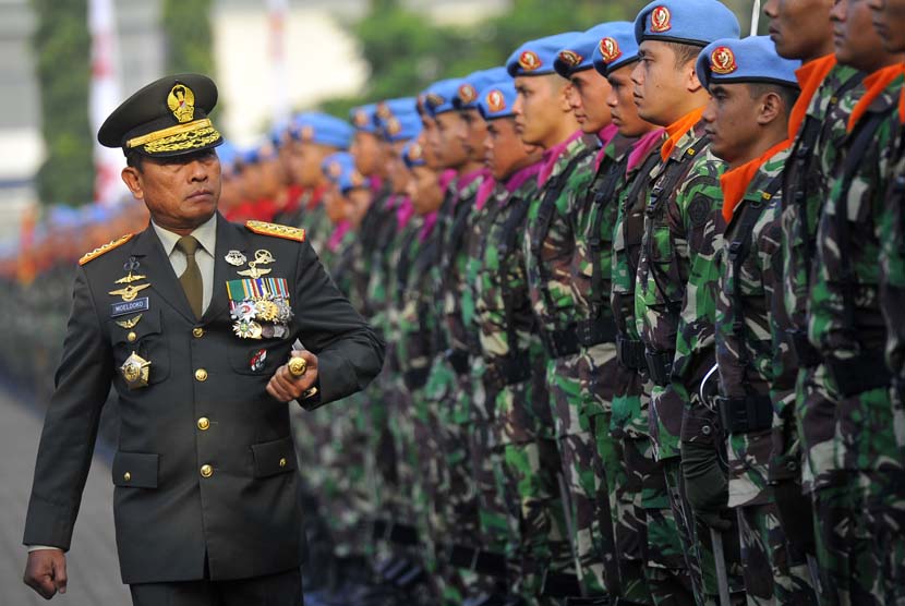  Panglima TNI Jendral TNI Moeldoko memeriksa pasukan Paspampres di Mako Paspampres Tanah Abang, Jakarta, Senin (3/3). (Antara/Wahyu Putro) 
