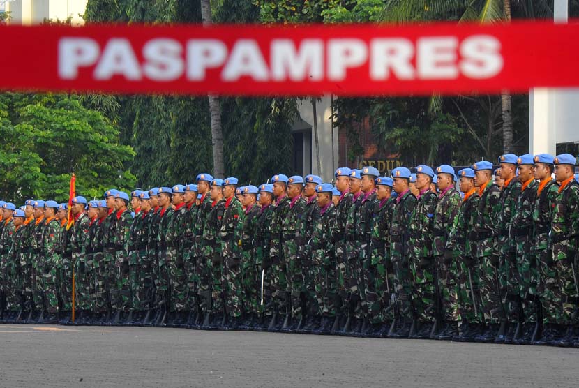   Personel Paspampres mengikuti upacara pengesahan validasi organisasi dan tugas Paspampres di Mako Paspampres Tanah Abang, Jakarta, Senin (3/3).  (Antara/Wahyu Putro) 