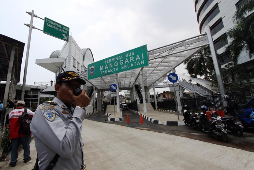  Petugas Dishub mengatur angkutan umum saat uji coba terminal bus Manggarai, Jakarta Selatan, Senin (3/3).     (Republika/Yasin Habibi)