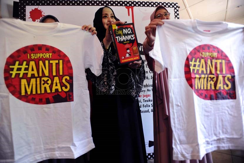 Penggagas gerakan Say No To Miras, Fahira Idris (tengah), menunjukan buku dan kaos bertuliskan Anti Miras di Jakarta, Senin (3/3).   (Republika/Tahta Aidilla)