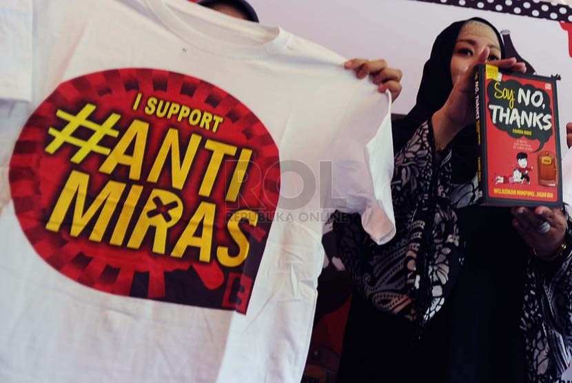 Penggagas gerakan Say No To Miras, Fahira Idris (kanan), menunjukan buku dan kaos bertuliskan Anti Miras di Jakarta, Senin (3/3).   (Republika/Tahta Aidilla)