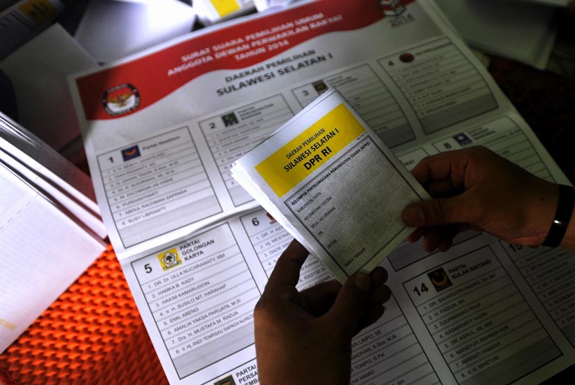  Pekerja melipat kertas suara Pemilu Legislatif di Makassar, Sulsel, Senin (3/3).    (Antara/Yusran Uccang)