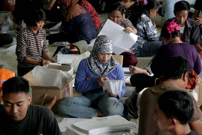 Sejumlah pekerja menyelesaikan pelipatan kertas suara untuk Pemilu Legislatif DPRD Kabupaten Sidoarjo di kantor KPU Kabupaten Sidoarjo, Senin (3/3).  (Antara/Suryanto)
