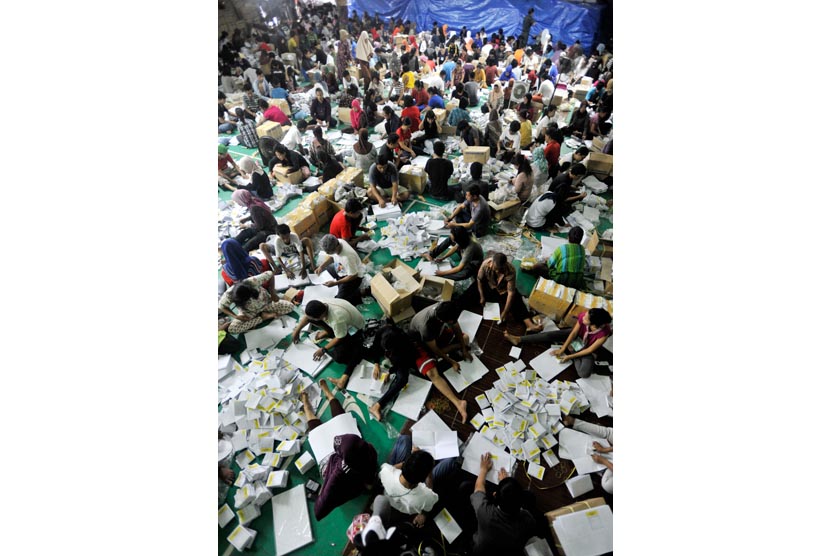   Pekerja melipat kertas suara Pemilu Legislatif di Makassar, Sulsel, Senin (3/3).    (Antara/Yusran Uccang)
