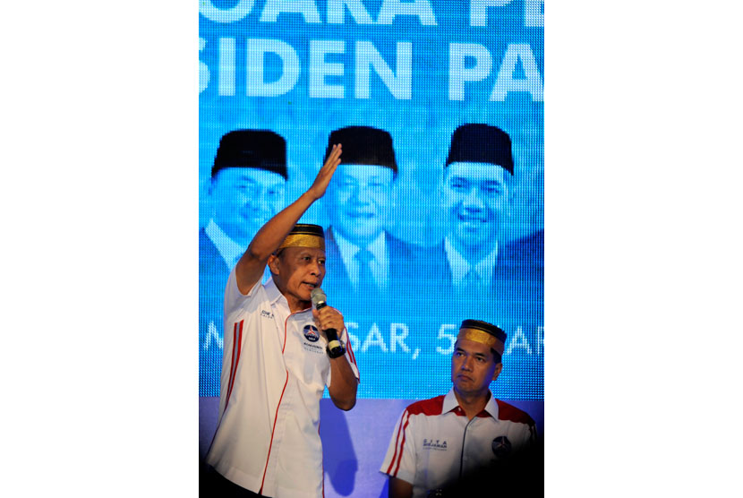   Peserta Konvensi Capres Partai Demokrat Pramono Edhie Wibowo (kiri) disaksikan Capres lainnya Gita Wirjawan (kanan) saat debat Kenegaraan di Makassar, Sulsel, Rabu (5/3).   (Antara/Yusran Uccang)