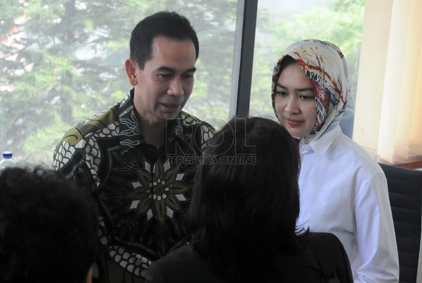   Tubagus Chaeri Wardana alias Wawan bersama istrinya Airin Rachmi Diany, saat mengikuti persidangan perdana di Pengadilan Tipikor, Jakarta, Kamis (6/3). (Republika/Aditya Pradana Putra)  