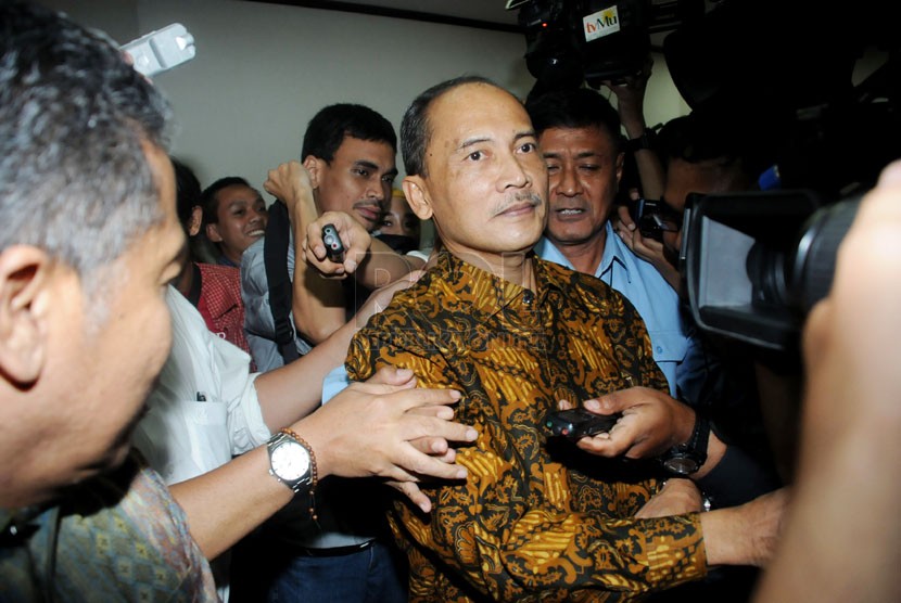   Mantan Deputi Gubernur Bank Indonesia Budi Mulya usai menjalani sidang perdana di Pengadilan Tipikor, Jakarta, Kamis (6/3). (Republika/Aditya Pradana Putra)