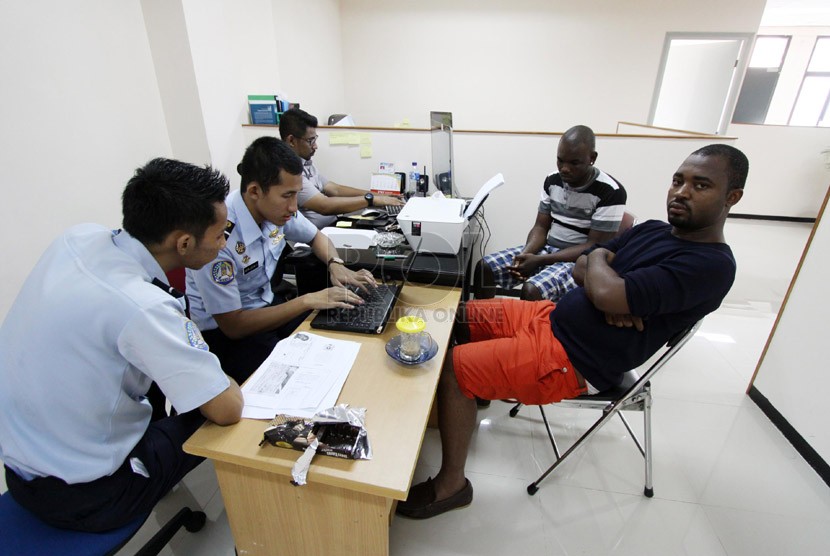 Pemeriksaan WNA di kantor Imigrasi Jakarta. (Republika/Yasin Habibi)