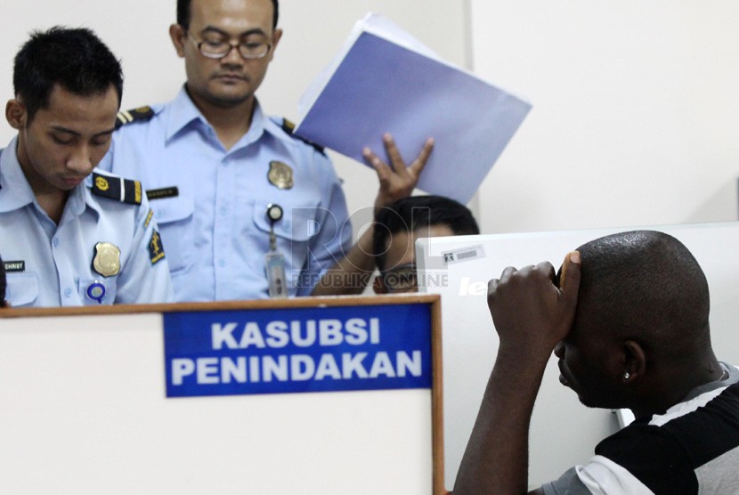 Warga Negara Nigeria diperiksa petugas imigrasi di kantor Imigrasi Jakarta Utara, usai terkena razia keimigrasian kepada WNA, Kamis (6/3). (Republika/Yasin Habibi)