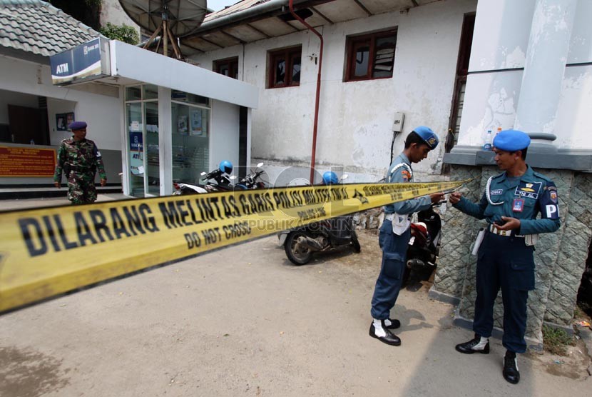 Anggota TNI berjaga di depan Gerbang Pangkalan Utama TNI AL III saat dilakukan olah TKP di Pelabuhan tanjung Priuk, Jakarta Utara, Kamis (6/3). (Republika/Yasin Habibi)