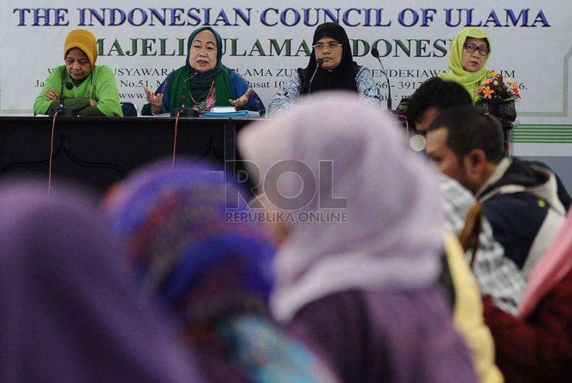 Ketua pelaksana Muslimah Indonesia Tuti Alawiyah (kedua kiri) berbicara saat konfrensi pers pelaksanaan Kongres Muslimah Indonesia di Jakarta, Kamis (6/3). (Republika/Tahta Aidilla)