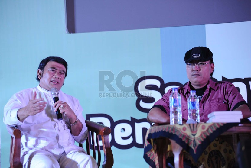   Penyanyi dangdut sekaligus calon presiden PKB Rhoma Irama, meluncurkan buku berjudul 