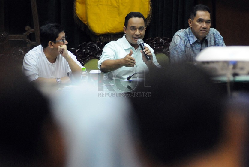   Tiga calon presiden dari Konvensi Partai Demokrat Ali Masykur Musa (paling kiri), Anies Baswedan (tengah), dan Gita Wirjawan mengikuti acara debat di Kampus UI, Jakarta, Jumat (7/3).  (Republika/Aditya Pradana Putra)