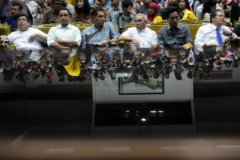 Para calon presiden dari Konvensi Partai Demokrat dan Konvensi Rakyat mengikuti acara berdebat di Kampus Universitas Indonesia (UI), Jakarta, Jumat (7/3). (Republika/Aditya Pradana Putra)