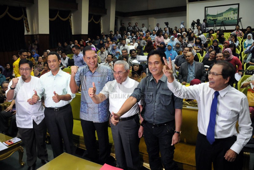 Para calon presiden dari Konvensi Partai Demokrat dan Konvensi Rakyat berfoto sebelum berdebat di Kampus Universitas Indonesia (UI), Jakarta, Jumat (7/3). (Republika/Aditya Pradana Putra)