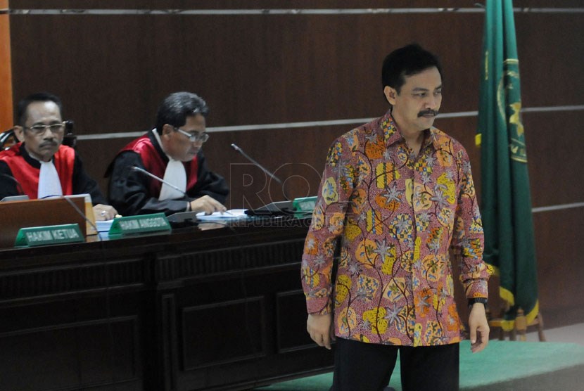  Mantan Menpora Andi Mallarangeng menjalani sidang perdananya di Pengadilan Tindak Pidana Korupsi Jakarta, Senin, (10/3).   (Republika/Aditya Pradana Putra)