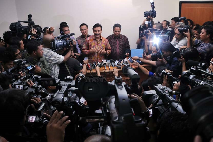  Mantan Menpora Andi Mallarangeng memberikan keterangan pers usai menjalani sidang perdananya di Pengadilan Tindak Pidana Korupsi Jakarta, Senin, (10/3).   (Republika/Aditya Pradana Putra)