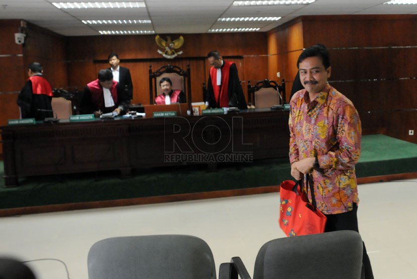  Mantan Menpora Andi Mallarangeng (kiri) beranjak usai menjalani sidang perdananya di Pengadilan Tindak Pidana Korupsi Jakarta, Senin, (10/3).  ( Republika/Aditya Pradana Putra)