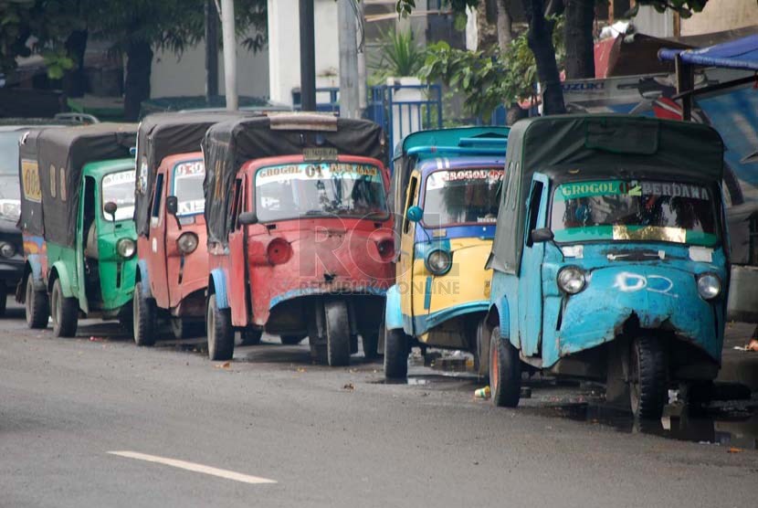 Sejumlah angkutan bemo menunggu penumpang di kawasan Grogol, Jakarta Barat, Senin (10/3).     (foto : Raisan Al Farisi)
