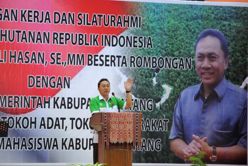  Menteri Kehutanan Zulkifli Hasan berpidato dalam acara sosialisasi pembangunan kehutanan di Kabupaten Sintang, Kalbar, Kamis (13/3).