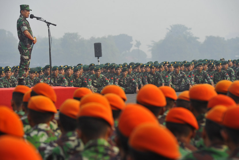  Panglima TNI Jenderal TNI Moeldoko memberikan pengarahan kepada personel TNI pada apel pemadaman kebakaran hutan Riau di Halim Perdana Kusuma, Jakarta, Sabtu (15/3). (Antara/Wahyu Putro)