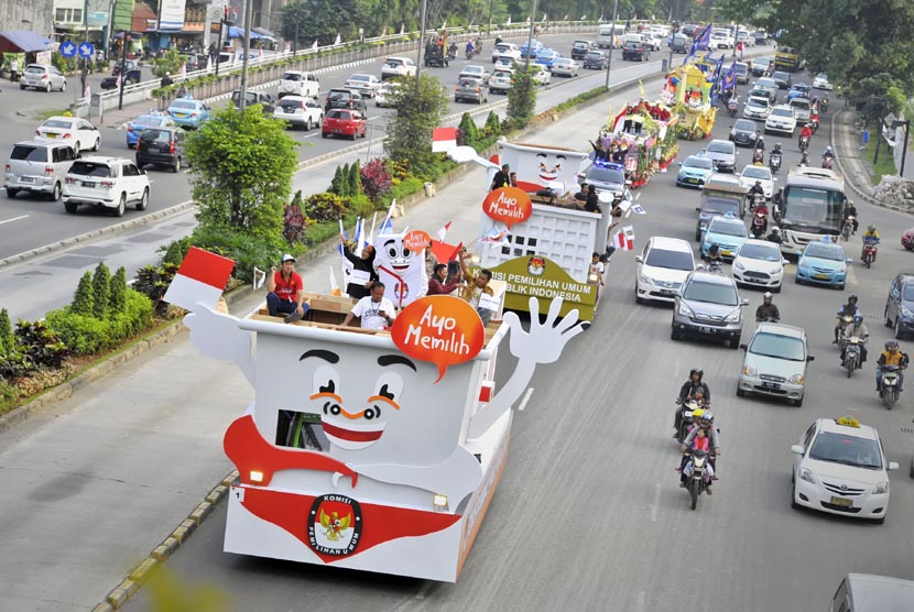  Mobil hias KPU - Bawaslu - PKPU bersama parpol peserta Pemilu mengikuti pawai usai Deklarasi Kampanye Berintegritas (Ilustrasi)
