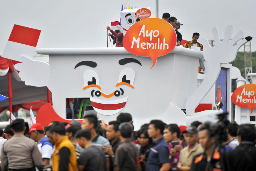 Mobil hias KPU - Bawaslu - PKPU bersama 15 Parpol peserta Pemilu mengikuti pawai usai Deklarasi Kampanye Berintegritas dengan rute Monas - Senayan, Jakarta, Sabtu (15/3). (Antara/Yudhi Mahatma)