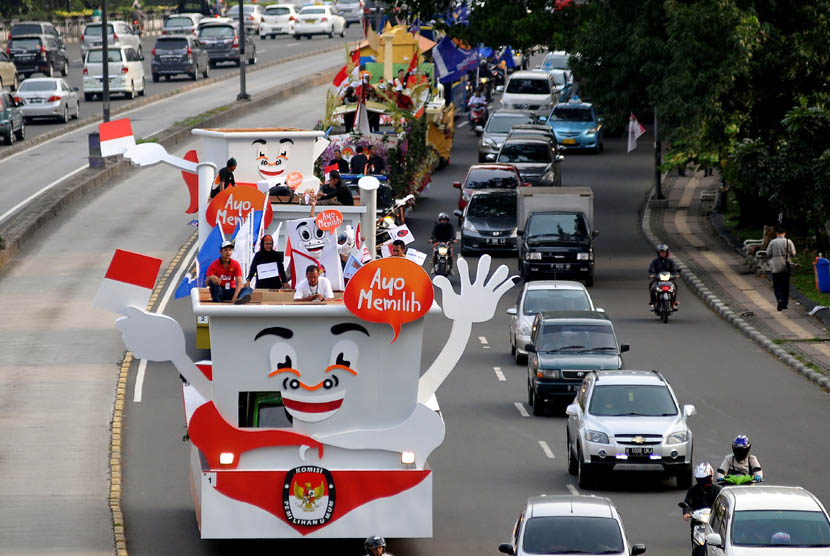  Mobil hias KPU - Bawaslu - PKPU bersama 15 Parpol peserta Pemilu mengikuti pawai usai Deklarasi Kampanye Berintegritas dengan rute Monas - Senayan, Jakarta, Sabtu (15/2). (Republika/Prayogi))